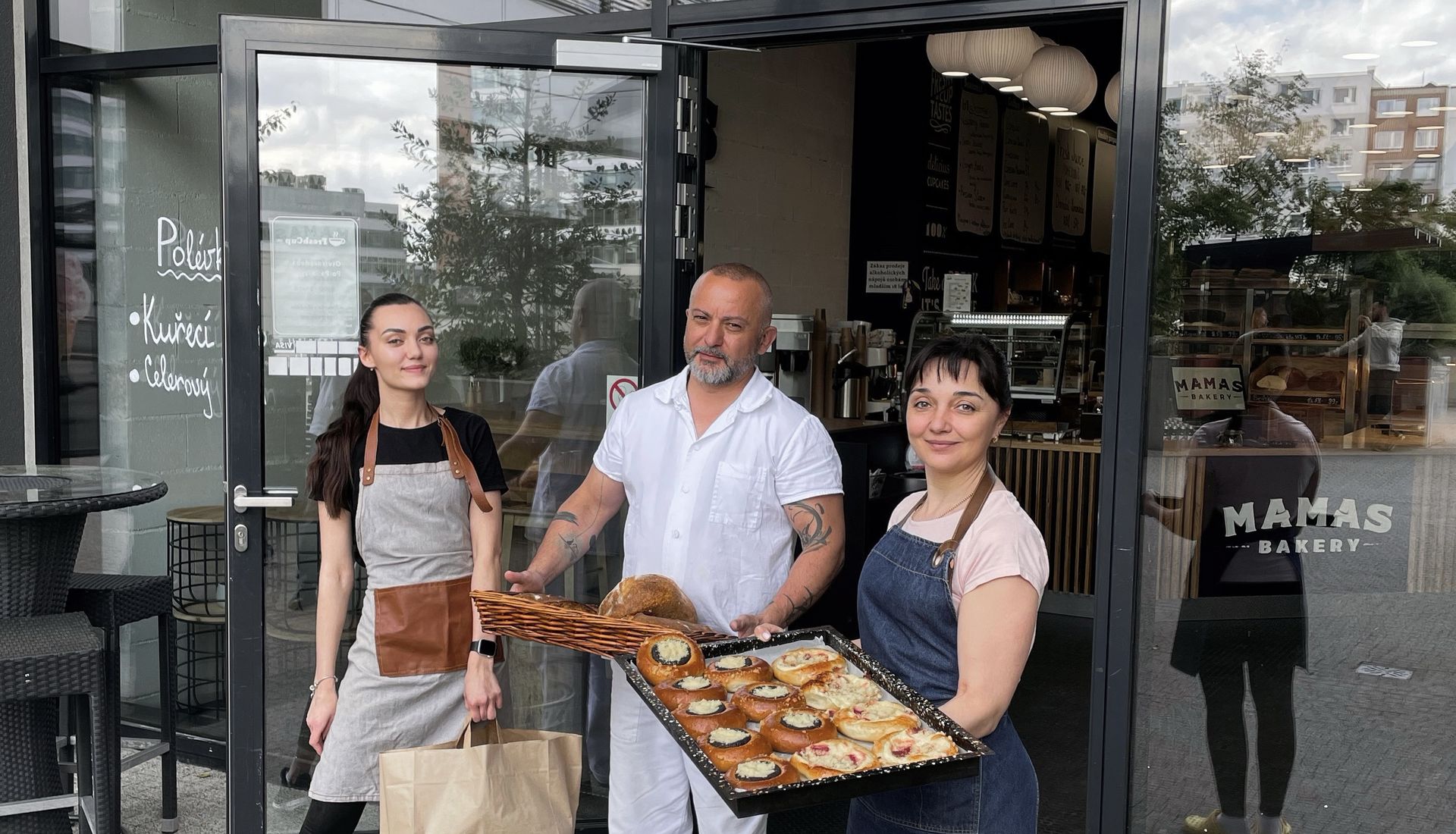 Tým pekárny Mamas Bakery před provozovnou v budově Metronom, Nové Butovice